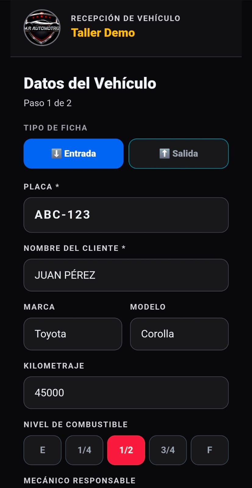 Pantalla de datos del vehículo: placa, cliente, marca, modelo, kilometraje y nivel de combustible.